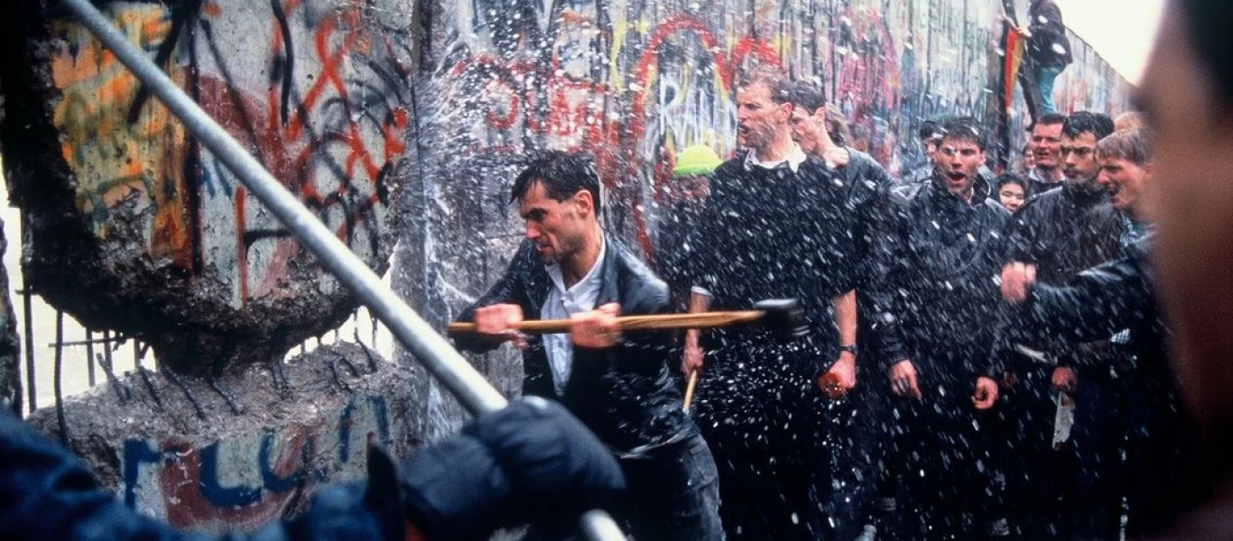 Σαν σήμερα το 1989 πέφτει το τείχος του Βερολίνου - πλέον δεν χρειάζονται τείχη αρκούν τα πρόστιμα